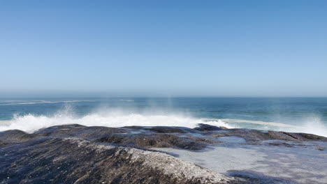 Riesige-Wellen,-Die-Gegen-Die-Felsige-Küste-Der-Sandbucht-In-Kapstadt,-Südafrika,-Schlagen