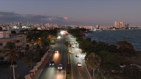 Avenida-30-De-Mayo-En-El-Malecón-De-Santo-Sunday-At-Sunset,-República-Dominicana
