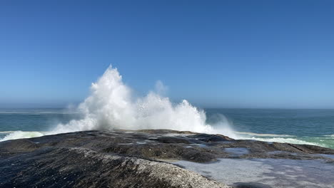 Mächtige-Welle,-Die-Am-Ufer-Des-Sandigen-Buchtstrandes-In-Kapstadt,-Südafrika,-Zusammenbricht