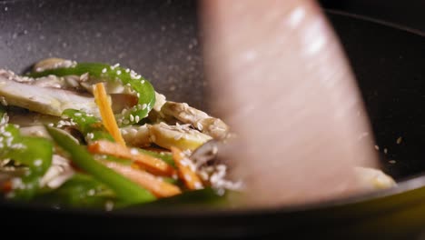 Nahaufnahme-Von-Gemüse-Und-Pilzen-In-Dampfender-Pfanne,-Asiatisches-Essen