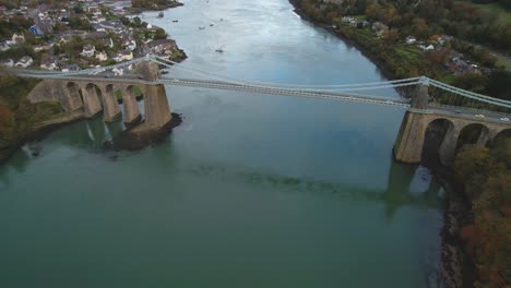 Luftaufnahme-Der-Menai-Hängebrücke-überquert-Die-Menai-Straße-Zwischen-Anglesey-Und-Wales-Im-Vereinigten-Königreich