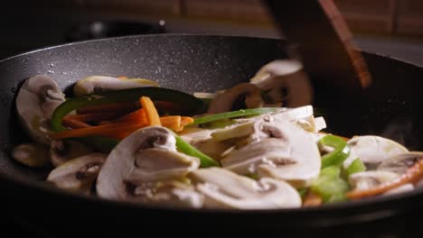 Cocinar-Verduras-Y-Champiñones-En-Una-Sartén-Caliente-Al-Vapor,-Comida-Japonesa