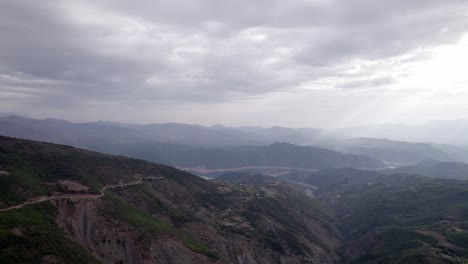 Frontales-Drohnenvideo,-Das-In-&quot;goldener-Stunde&quot;-über-Die-Berge-Von-Sh22-In-Albanien,-über-Das-Dorf-Va-Spas-Und-Im-Hintergrund-Den-See-Drin-Aufsteigt