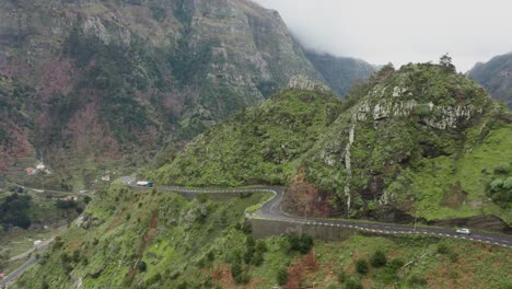 Camino-Sinuoso-épico-Escénico-En-La-Cresta-De-La-Montaña-En-Madeira,-Tráfico-Que-Pasa,-Aéreo