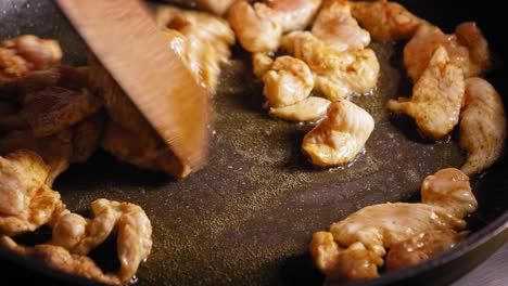 Freír-Pollo-En-Una-Sartén,-Sartén-A-Fuego-Lento,-Cocinar-Comida-Japonesa