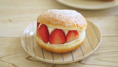 moritozzo-strawberry-cream-cheese-or-donut-burger-strawberry-with-fresh-cream-cheese