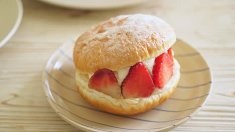 moritozzo-strawberry-cream-cheese-or-donut-burger-strawberry-with-fresh-cream-cheese
