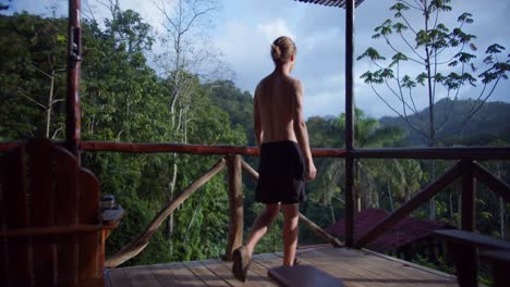 Der-Mann-Blickt-Auf-Dem-Balkon-Der-Resort-lodge-In-Die-Natur-Des-Costa-rica-regenwaldes
