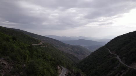 Video-De-Dron-Frontal-Ascendiendo-En-&quot;hora-Dorada&quot;-Descubriendo-Las-Montañas-De-Sh22-En-Albania,-Sobre-La-Ciudad-De-Va-Spas-Y-Al-Fondo-El-Lago-Drin