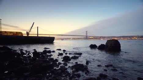 Sonnenuntergang-25.-April-Brücke,-Lissabon,-Fluss-Tejo,-Portugal