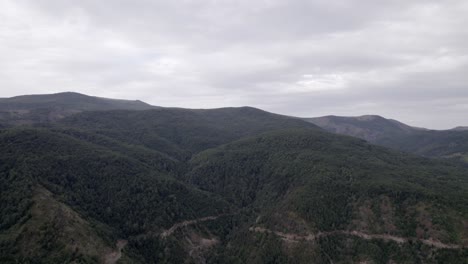 &quot;Goldene-Stunde&quot;-Frontales-Drohnenvideo,-Das-Sich-über-Die-Berge-Von-Sh22-In-Albanien-Bewegt,-über-Der-Straße-Auf-Der-Spitze-Des-Hügels