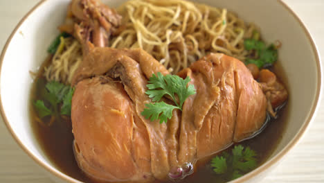 Nudeln-Mit-Geschmortem-Hähnchen-In-Brauner-Suppenschüssel---Asiatische-Küche