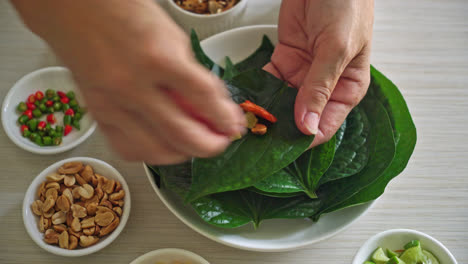 Miang-Kham-–-Eine-Vorspeise-Mit-Royal-Leaf-Wrap-–-Ist-Ein-Traditioneller-Südostasiatischer-Snack-Aus-Thailand-Und-Laos