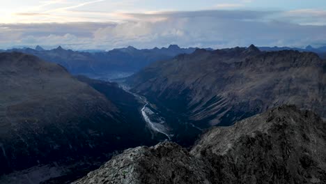 Luftüberführung-Rund-Um-Den-Munt-Pers-Bei-Diavolezza-Im-Engadin,-Schweiz,-Mit-360-Grad-Blick-Auf-Pers-Und-Morteratschgletscher-Und-Gipfel-Der-Schweizer-Alpen-Wie-Piz-Bernina,-Piz-Palu