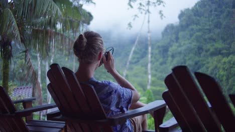 Mann-Sitzt-Und-Fotografiert-Im-Costa-Rica-River-Lodge-Resort-Im-Wolkenregenwald