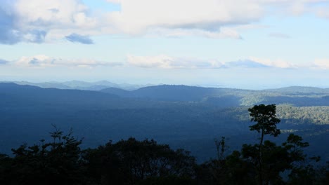 Zeitraffer-Einer-Schönen-Landschaft-Am-Aussichtspunkt-Khao-Khiew-Im-Khao-Yai-Nationalpark,-Der-Regenwolken-Enthüllt,-Die-Sich-Nach-Links-Bewegen,-Und-Den-Regenwald-Unten,-Thailand