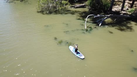 Drohnenantenne-über-Fluss-Mit-Frau-Mit-Stand-Up-Paddle-Board
