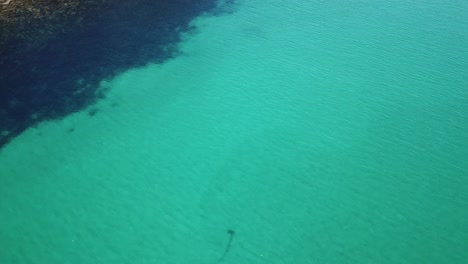 Antena-De-Drones-Sobre-Agua-Azul-Tropical-En-Un-Día-Soleado-Con-Arrecife