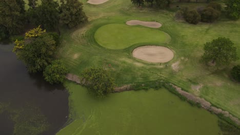 Golfer-Hit-Shot-Im-Golfclub-Von-Buenos-Aires
