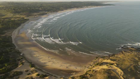 Schöne-Panoramische-Aufnahme-Des-Strandes-Playa-Grande-Bei-Sonnenuntergang-In-Uruguay