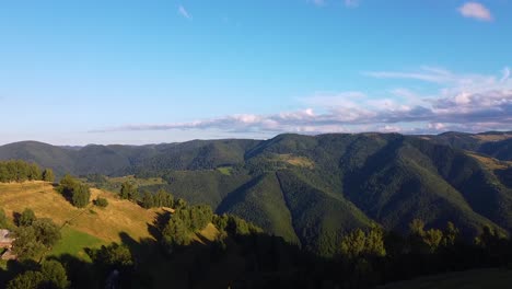 Blick-über-Ein-Tal-In-Den-Apuseni-Bergen,-Im-Dorf-Marisel