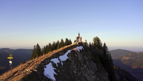 Kleine-Holzkapelle-Auf-Einem-Bergrücken-In-Den-Alpen-Zur-Goldenen-Stunde