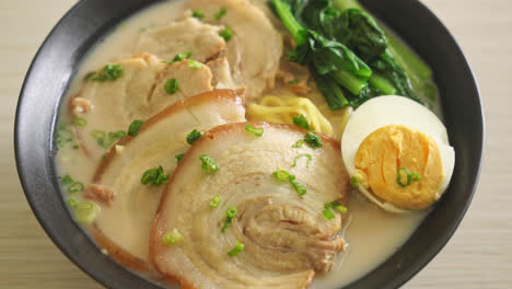 Ramen-Nudeln-In-Schweineknochensuppe-Mit-Gebratenem-Schweinefleisch-Und-Ei-Oder-Tonkotsu-Ramen-Nudeln---Japanische-Küche