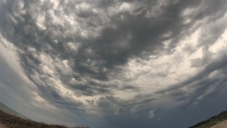 Zeitraffer-Panorama-Fliegender-Grauer-Wolken-Am-Himmel-über-Dem-Strand-Von-Punta-Del-Diablo-In-Uruguay