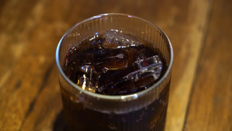 Eis-Cola-Glas-Auf-Holztisch