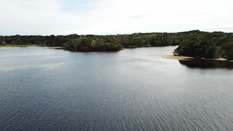 Antena-De-Drones-Sobre-El-Lago-Y-La-Reserva-Natural-Panorámica-Parralax-Con-Paisaje-Forestal