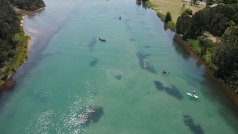 Eine-Luftaufnahme-Mit-Blick-Auf-Boote-Und-Schwimmer-Im-Kanal-Am-Eingang-Nord,-Nsw,-Australien