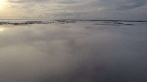 Volar-Sobre-Las-Nubes-Revelando-Un-Paisaje-Forestal-Natural
