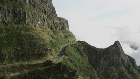 Autofahren-Hoch-In-Den-Bergen-über-Den-Wolken-Auf-Der-Insel-Madeira,-Verträumte-Landschaft