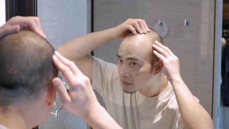 Pov-An-Einen-Jungen-Asiatischen-Mann-Besorgt-über-Die-Haare-Auf-Seinem-Kopf-Vom-Spiegel,-Kahle-Stellen,-Die-Unter-Haarausfall-Leiden