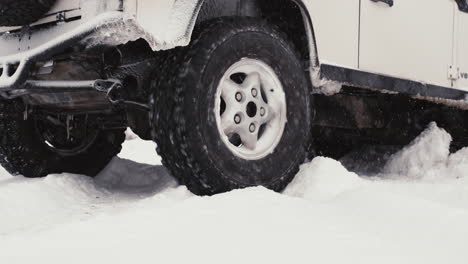 Landrover-Defender-D90-Stuck-In-Snow-Burning-Out-Tire-With-Snowfall