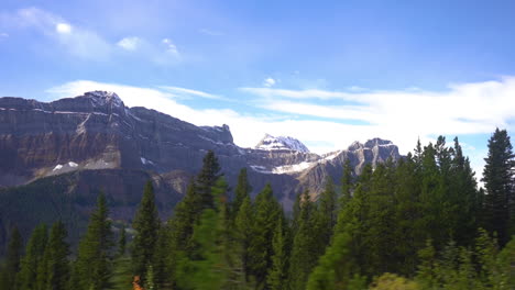 Fahren-In-Der-Wildnis-Von-Kanada-In-Der-Herbstsaison,-Bunter-Wald-Und-Schneebedeckte-Gipfel-Des-Jasper-Nationalparks,-Linker-Sitz-Beifahrer-Pov
