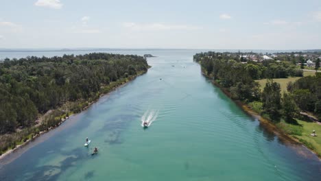 Eine-Luftaufnahme-Mit-Blick-Auf-Boote-Und-Schwimmer-Im-Kanal-Am-Eingang-Nord,-Nsw,-Australien