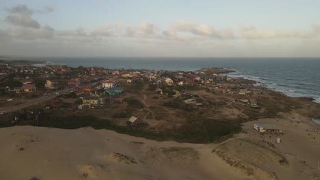 Luftaufnahme-Der-Küstenstadt-Punta-Del-Diablo,-Uruguay