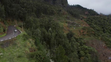 Auto-Um-Die-Ecke-Auf-Gewundenen-Bergpass-Auf-Der-Vulkaninsel-Madeira,-Antenne