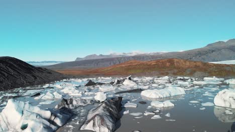 Icebergs-En-Una-Orilla-Volcánica-Del-Lago-Glaciar-Skaftafell-En-Islandia