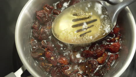 Boiling-Sundried-Tomatoes-in-a-pot-full-of-hot-water