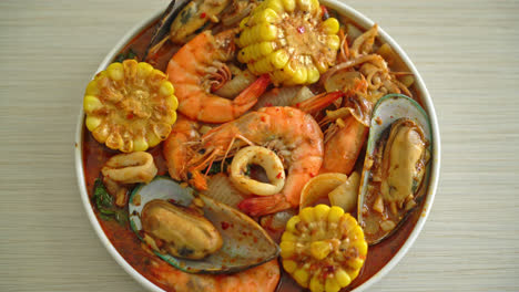 spicy-barbecue-seafood---shrimps,-sqiud,-mussel-and-corn