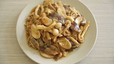 Stir-fried-mixed-mushroom-with-oyster-sauce---Healthy-food-style