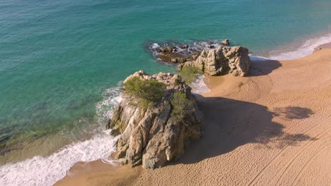 Cala-Canyelles-Lloret-De-Mar-Vista-Aérea-Con-Drone-Playa-Sin-Gente-Azul-Mar-Mediterráneo-Relax-Agua-Transparente