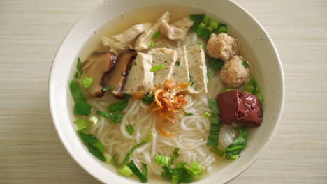Vietnamese-Rice-Noodles-Soup-with-Vietnamese-Sausage-served-vegetables-and-crispy-onion---Asian-food-style