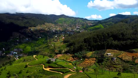 Drone-Aéreo-Sobre-El-Campo-De-Montaña-Verde-Y-La-Ciudad-Rural-En-Las-Colinas-De-Ella-En-Sri-Lanka