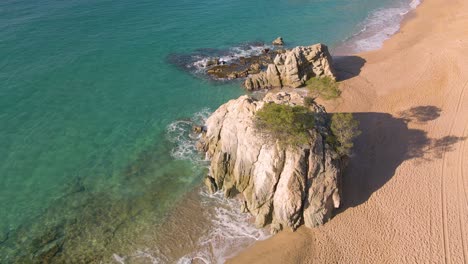 Cala-Canyelles-Lloret-De-Mar-Luftaufnahme-Mit-Drohne-Strand-Ohne-Menschen-Blaues-Mittelmeer-Entspannen-Transparentes-Wasser