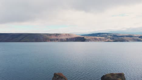Lago-Kleifarvatn-En-Islandia-Con-Costas-Montañosas-Y-Acantilados,-Drone