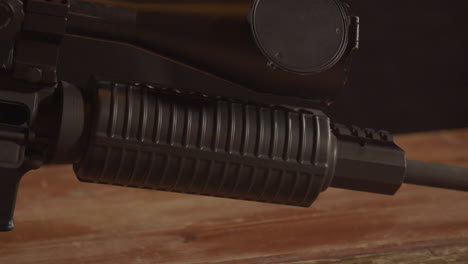 Dolly-Mit-Ar-15-Handschutz-Unter-Einem-Scharfschützenfernrohr