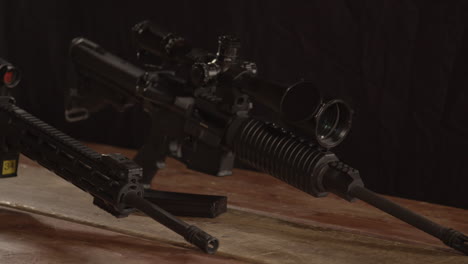 Focus-Rack-Auf-Zwei-Ar-15-Gewehre,-Die-Auf-Dem-Tisch-Stehen
